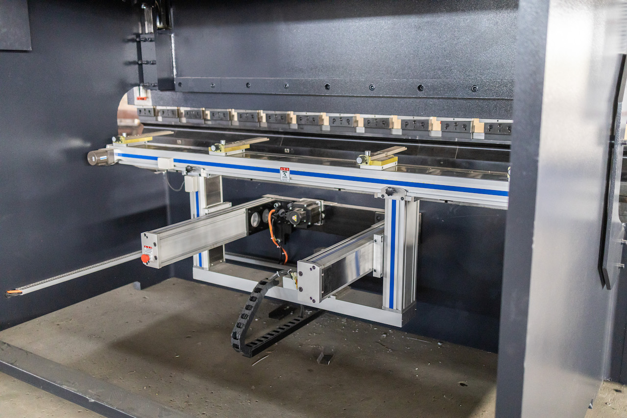 100t Hydraulický CNC ohraňovací lis Korunovací CNC ohraňovací lis Delem