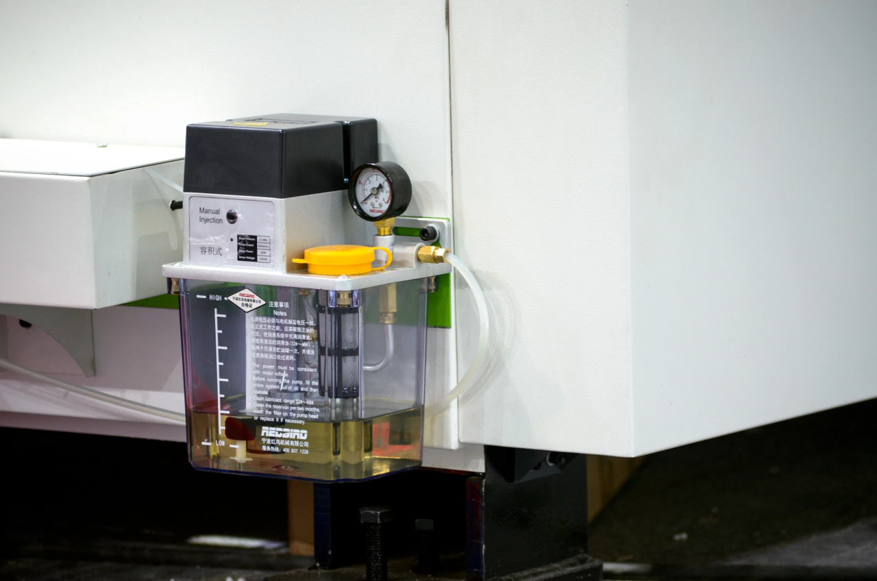 1500*3000mm 500w Racuys Or Ipg Fiber Laser Cutting Machine 1500*3000mm 500w Racuys nebo Ipg vláknový laserový řezací stroj