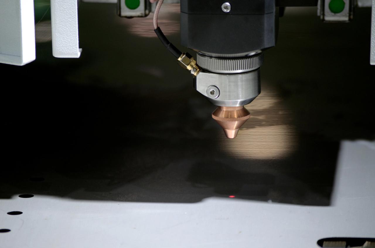 1500*3000mm 500w Racuys Or Ipg Fiber Laser Cutting Machine 1500*3000mm 500w Racuys nebo Ipg vláknový laserový řezací stroj