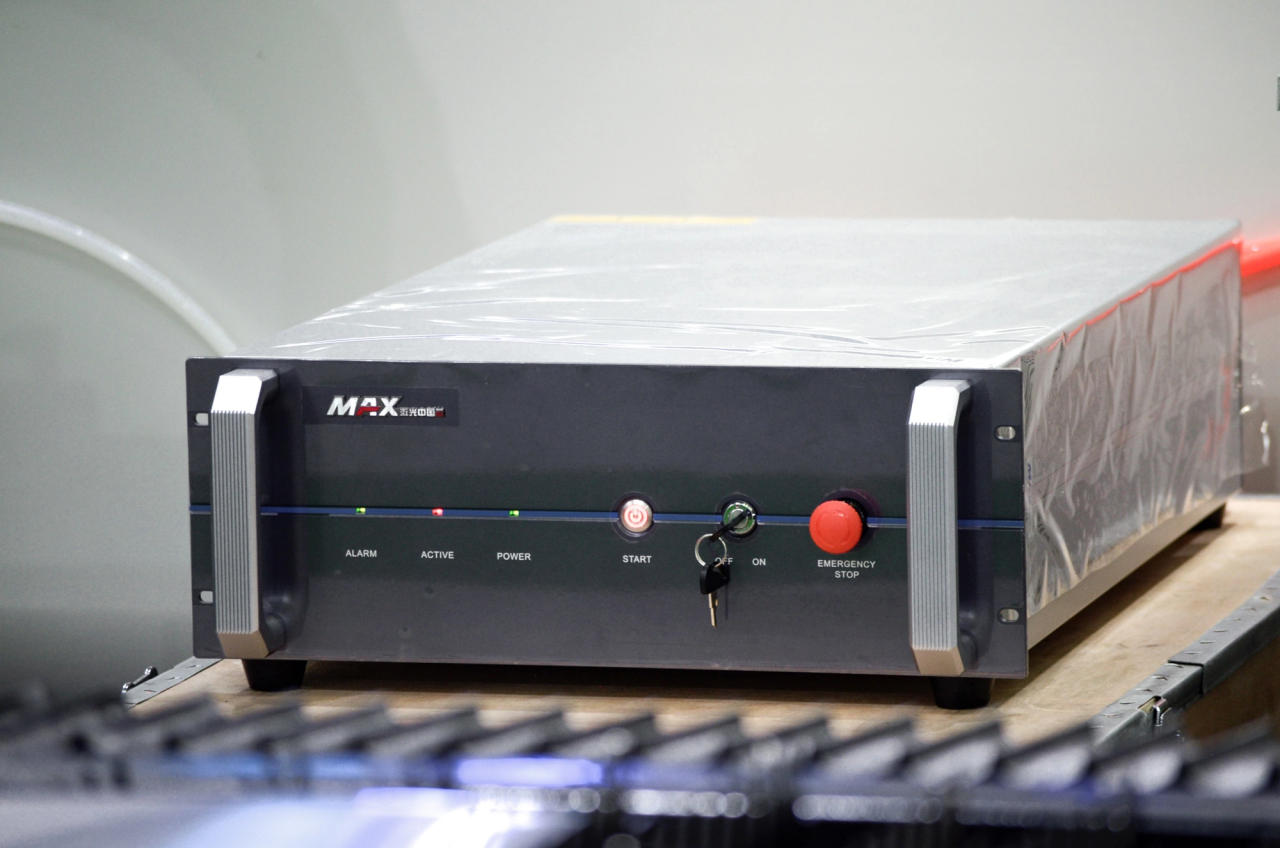 1500*3000mm 500w Racuys Or Ipg Fiber Laser Cutting Machine 1500*3000mm 500w Racuys nebo Ipg vláknový laserový řezací stroj