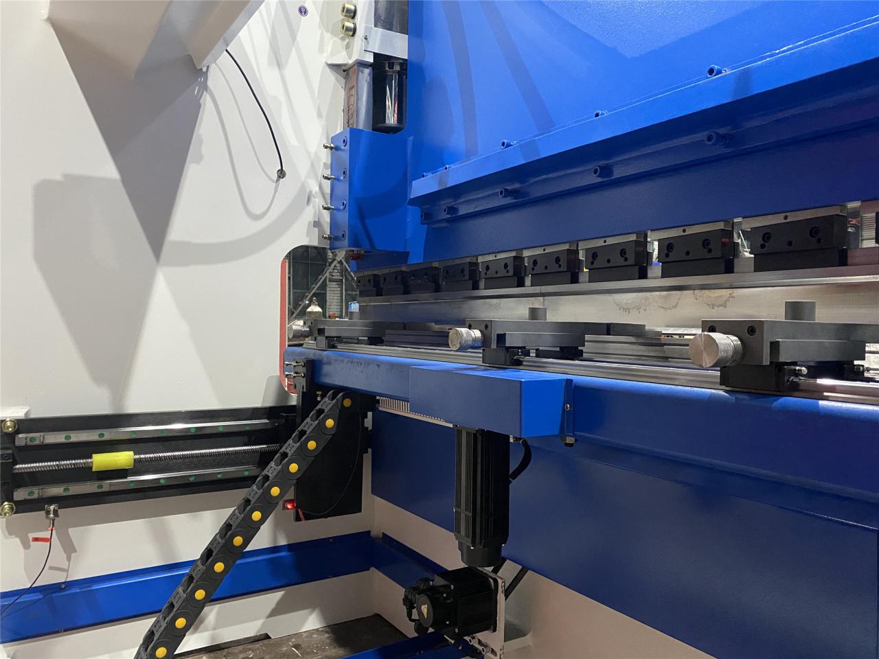 160t-4000 4-axis Cnc Hydraulic Bending Machine Press Brake 160t-4000 4osá CNC hydraulická ohýbačka ohraňovací lis