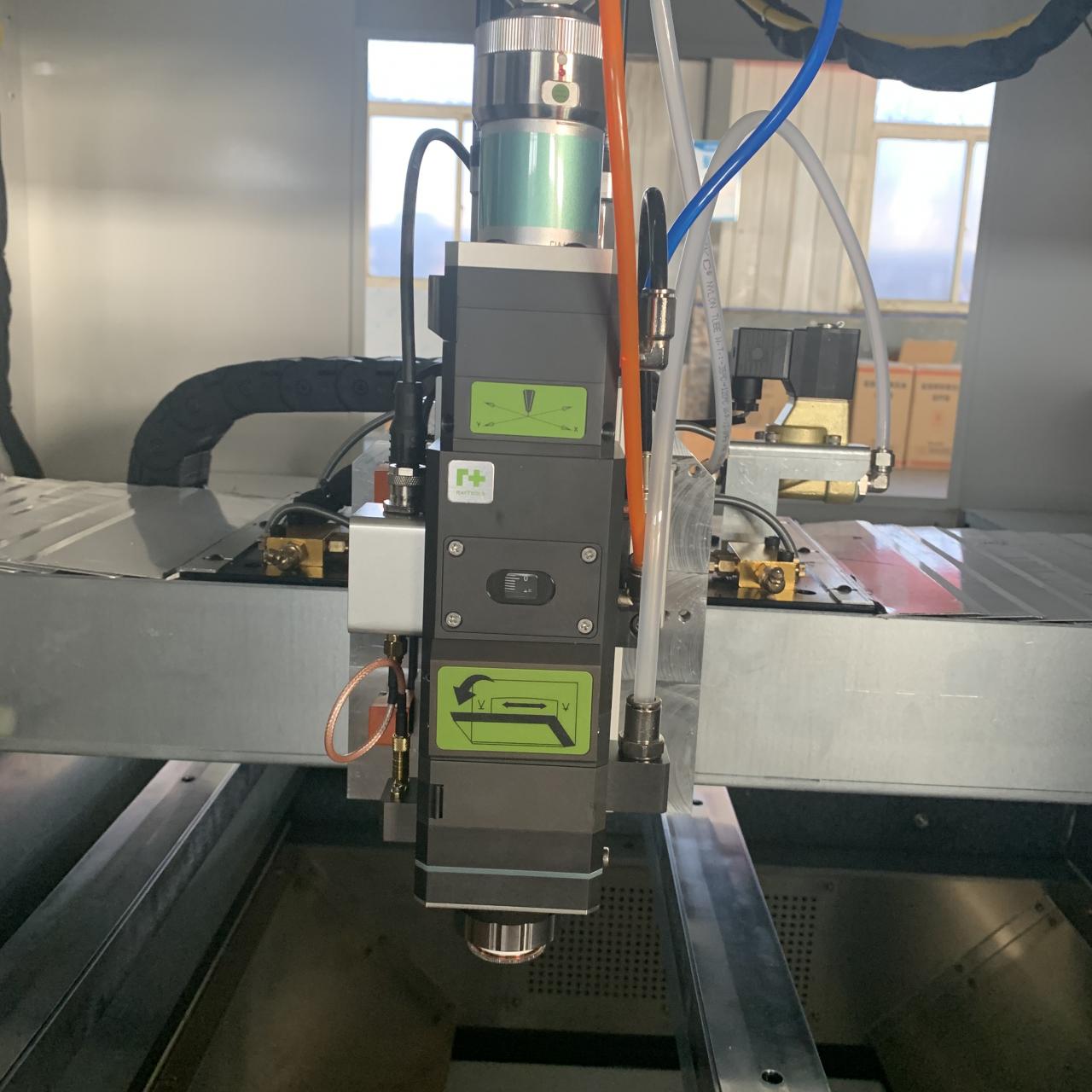 1kw 2kw Good Price Fiber Laser Cutting Machine For Sheet Metal 1kw 2kw Dobrá cena Vláknový laserový řezací stroj na plech