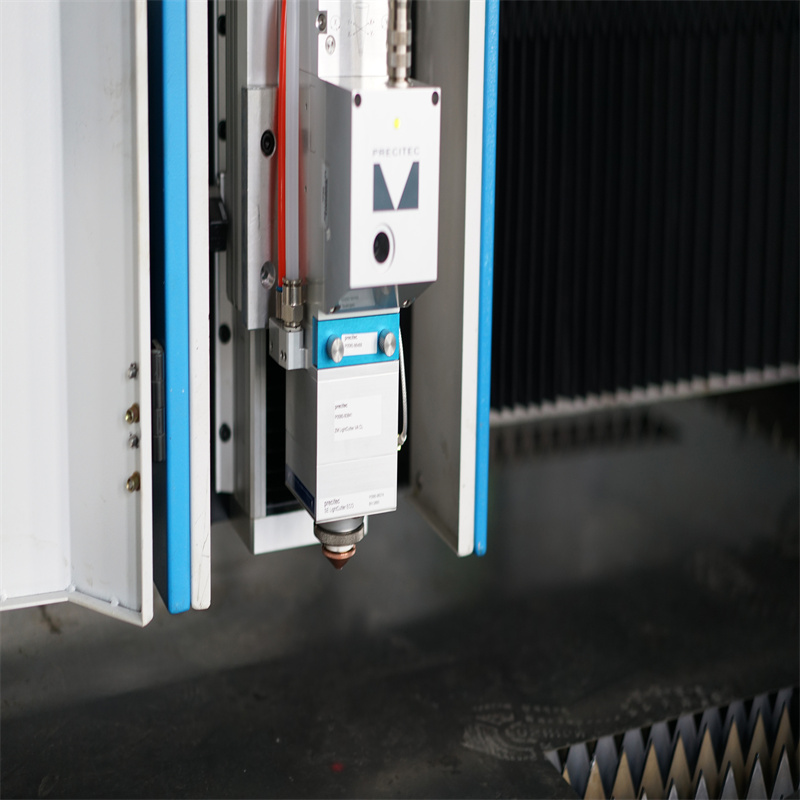 Laserová řezačka na kov 2000w CNC laserový řezací stroj na plech s vlákny