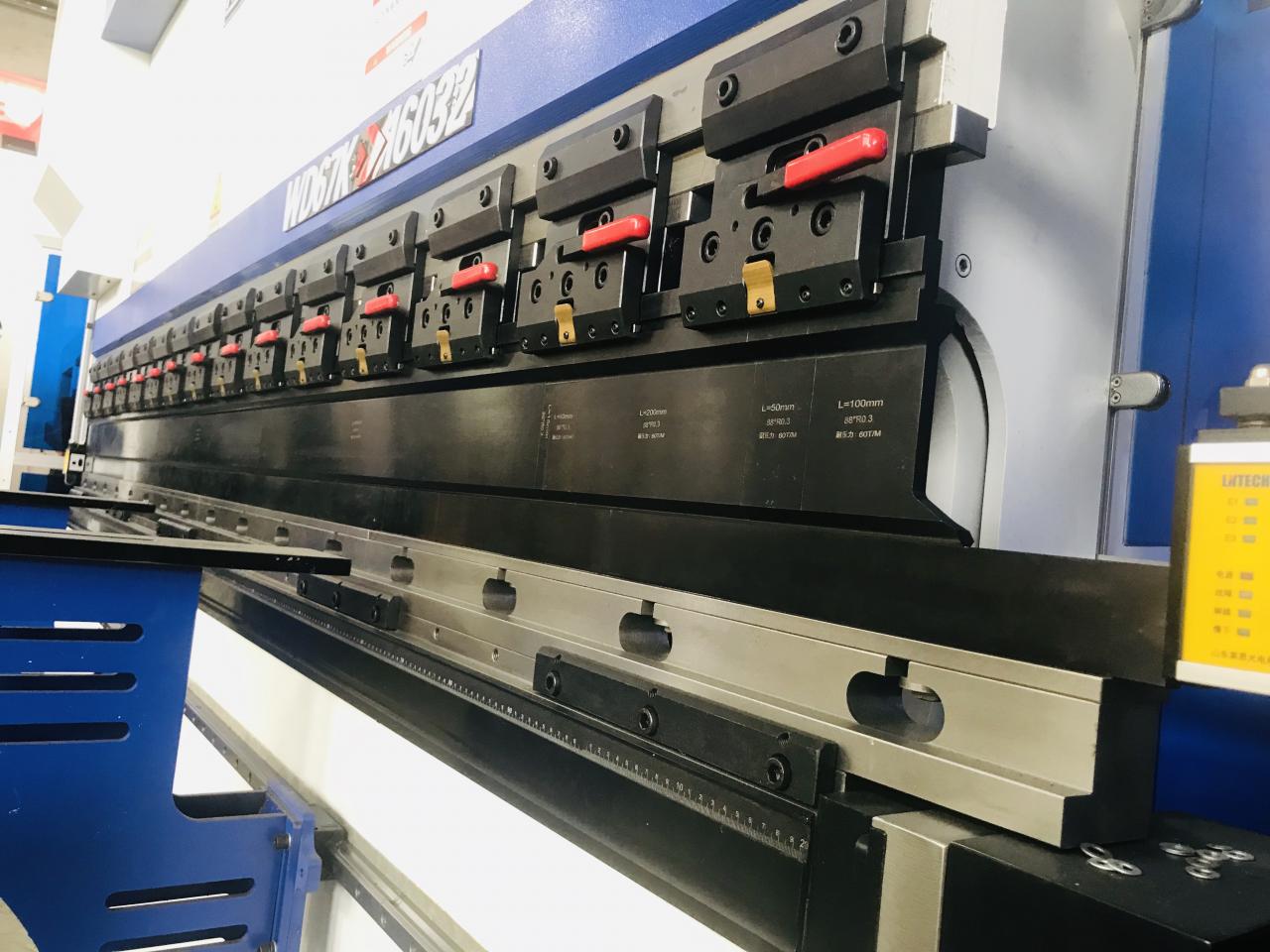 200t 300t Standardní průmyslový ohraňovací cnc hydraulický ohraňovací lis