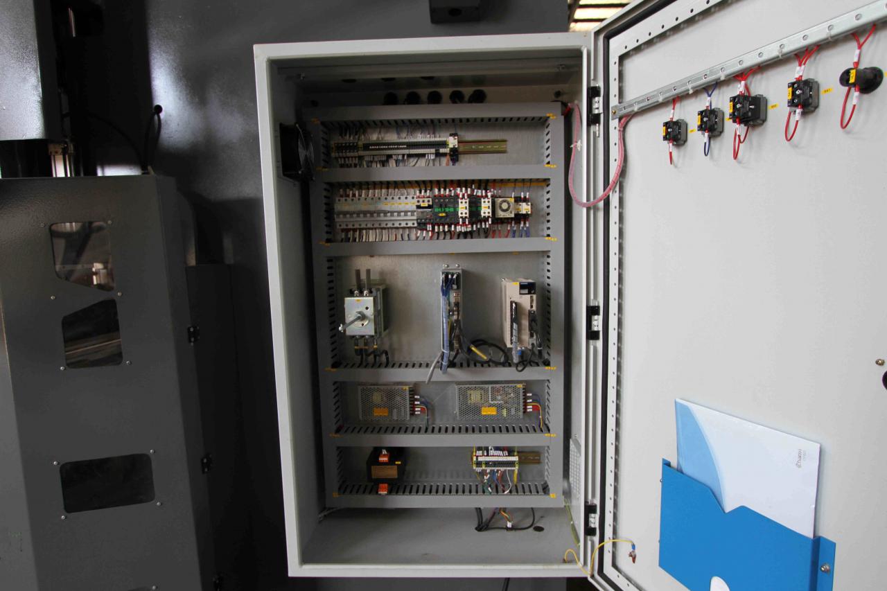 200t 300t Standardní průmyslový ohraňovací cnc hydraulický ohraňovací lis