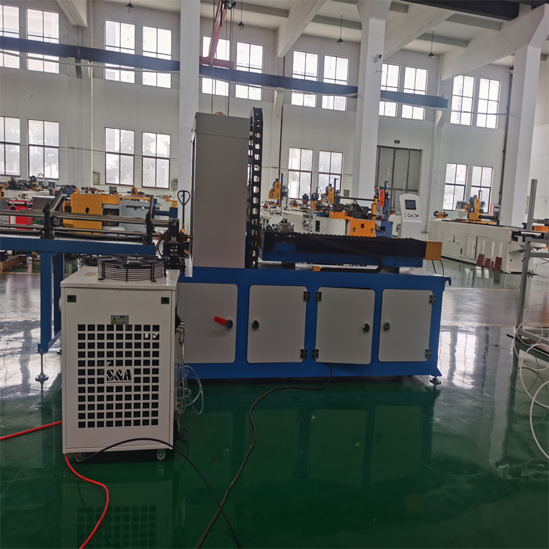 3015 Vláknový laserový řezací stroj pro kovové trubky z uhlíkového plechu