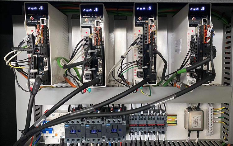 3015 Fiber Laser Cutting Machine For High-Speed Cutting Of 1-6mm Metal Materials 3015 Vláknový laserový řezací stroj pro vysokorychlostní řezání 1-6 mm kovových materiálů