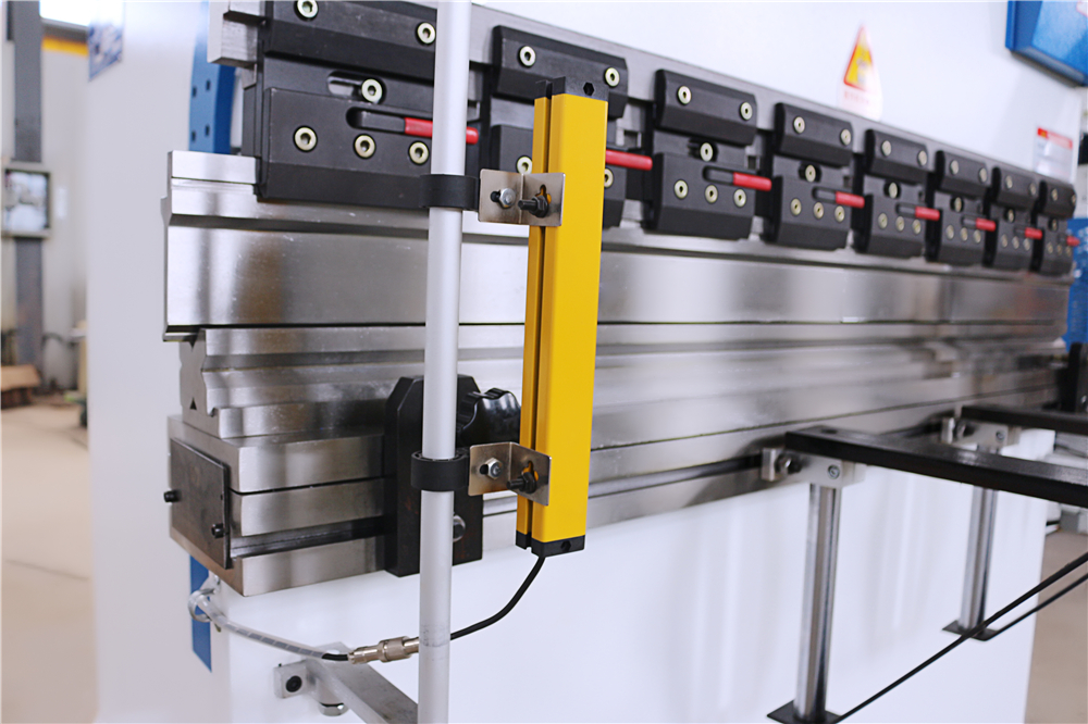 3+1 Axis Cnc Hydraulic Press Brake With Esa System Hydraulický ohraňovací lis CNC 3+1 se systémem Esa