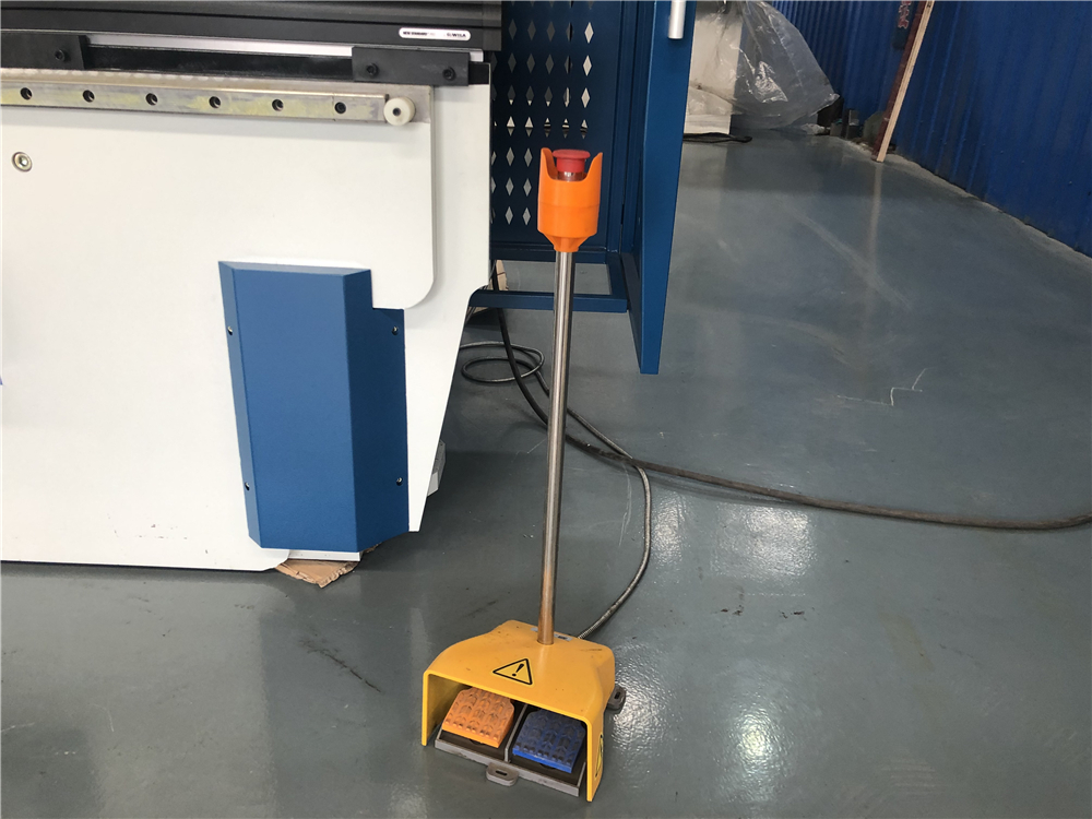 3+1 Axis Cnc Hydraulic Press Brake With Esa System Hydraulický ohraňovací lis CNC 3+1 se systémem Esa