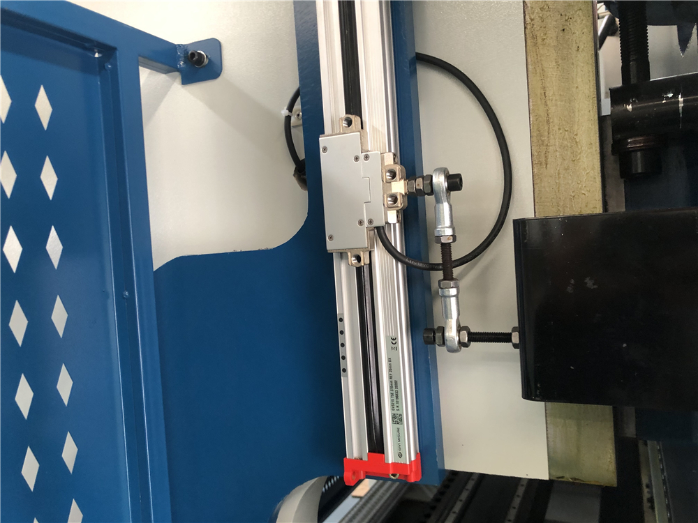 3+1 Axis Cnc Hydraulic Press Brake With Esa System Hydraulický ohraňovací lis CNC 3+1 se systémem Esa