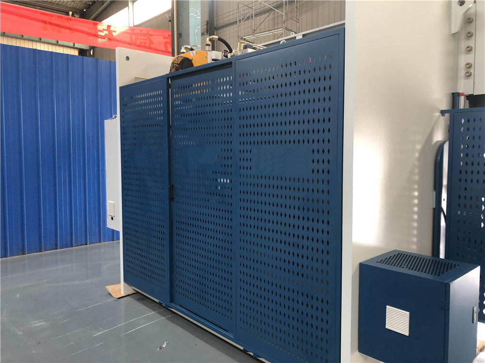 3+1 Axis Cnc Hydraulic Press Brake With Esa System Hydraulický ohraňovací lis CNC 3+1 se systémem Esa