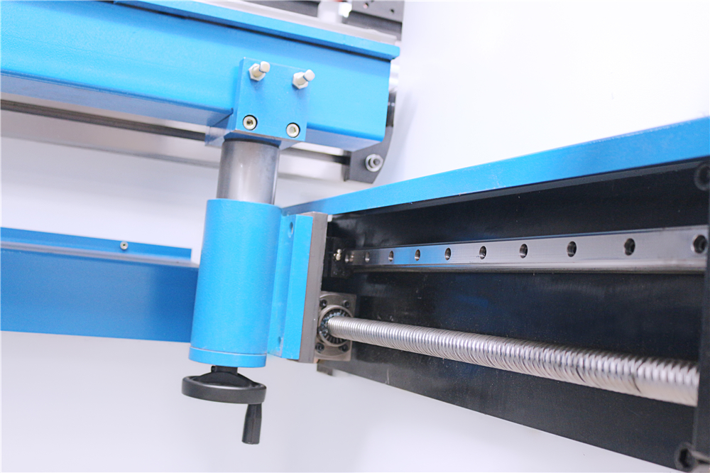 3+1 Axis Cnc Hydraulic Press Brake With Esa System Hydraulický ohraňovací lis CNC 3+1 se systémem Esa