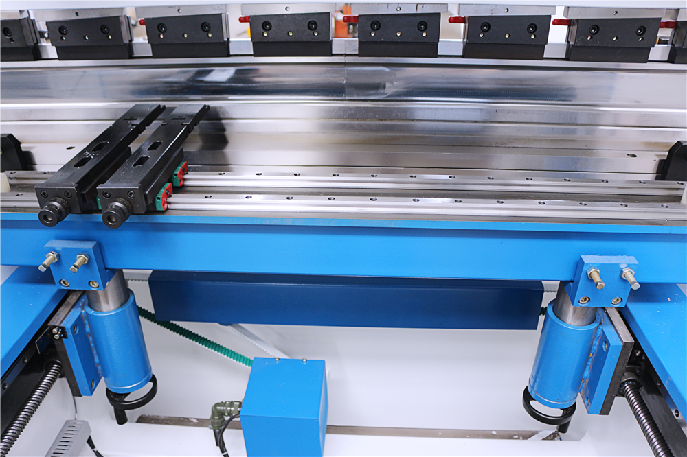 3+1 Axis Cnc Hydraulic Press Brake With Esa System Hydraulický ohraňovací lis CNC 3+1 se systémem Esa