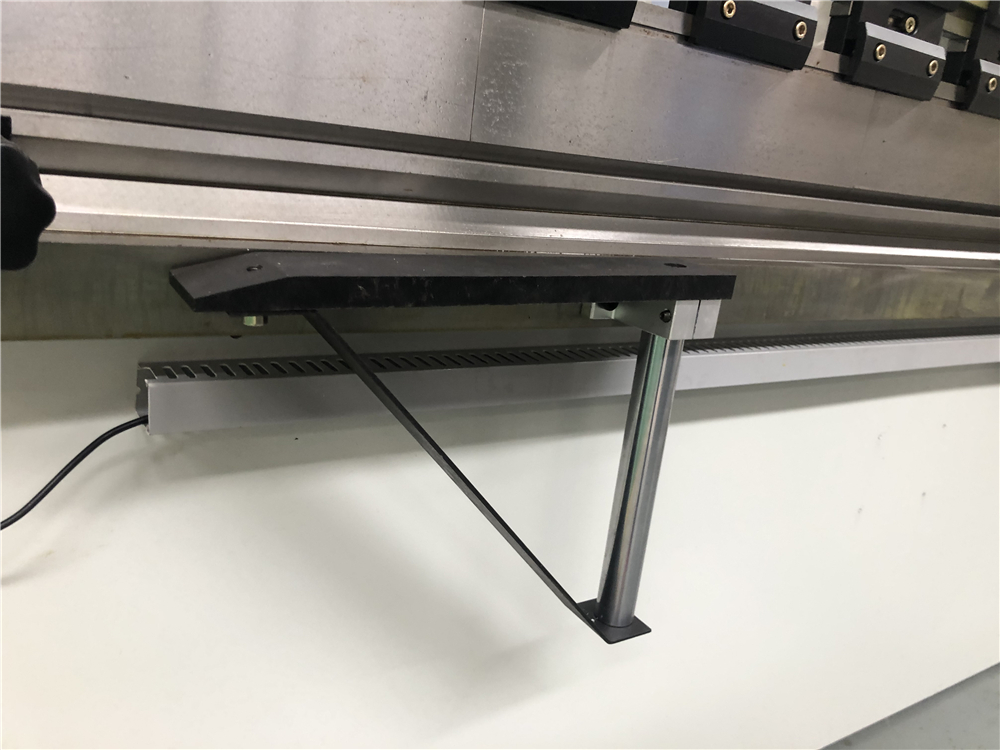 3+1 Axis Cnc Hydraulic Press Brake With Esa System Hydraulický ohraňovací lis CNC 3+1 se systémem Esa