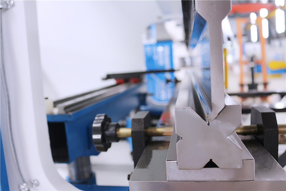 3+1 Axis Cnc Hydraulic Press Brake With Esa System Hydraulický ohraňovací lis CNC 3+1 se systémem Esa