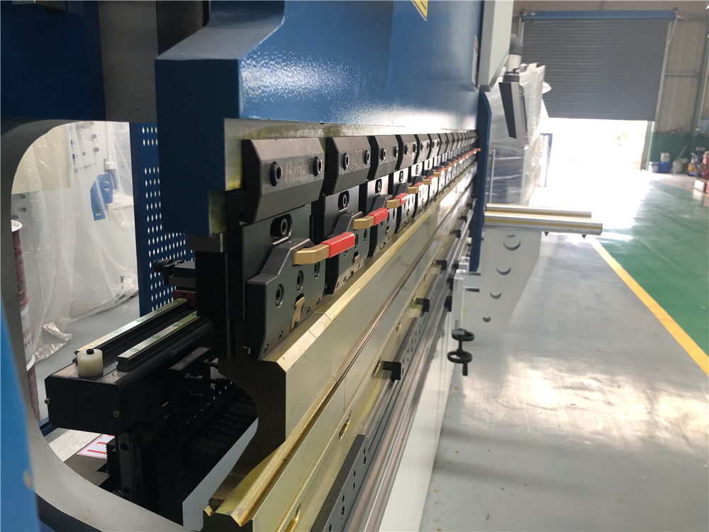 3+1 Axis Cnc Hydraulic Press Brake With Esa System Hydraulický ohraňovací lis CNC 3+1 se systémem Esa
