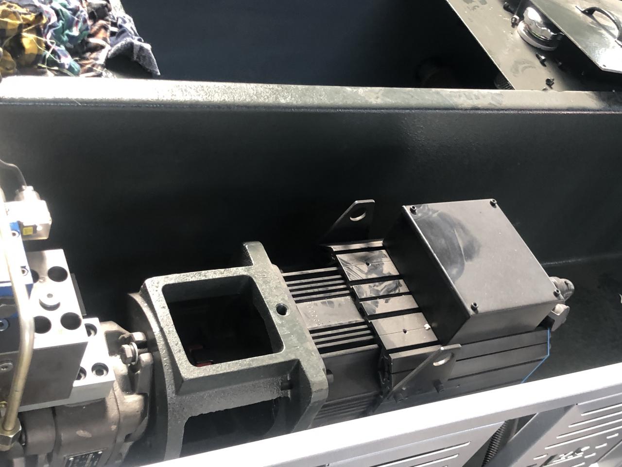 3+1 Axis Cnc Hydraulic Press Brake With Esa System Hydraulický ohraňovací lis CNC 3+1 se systémem Esa