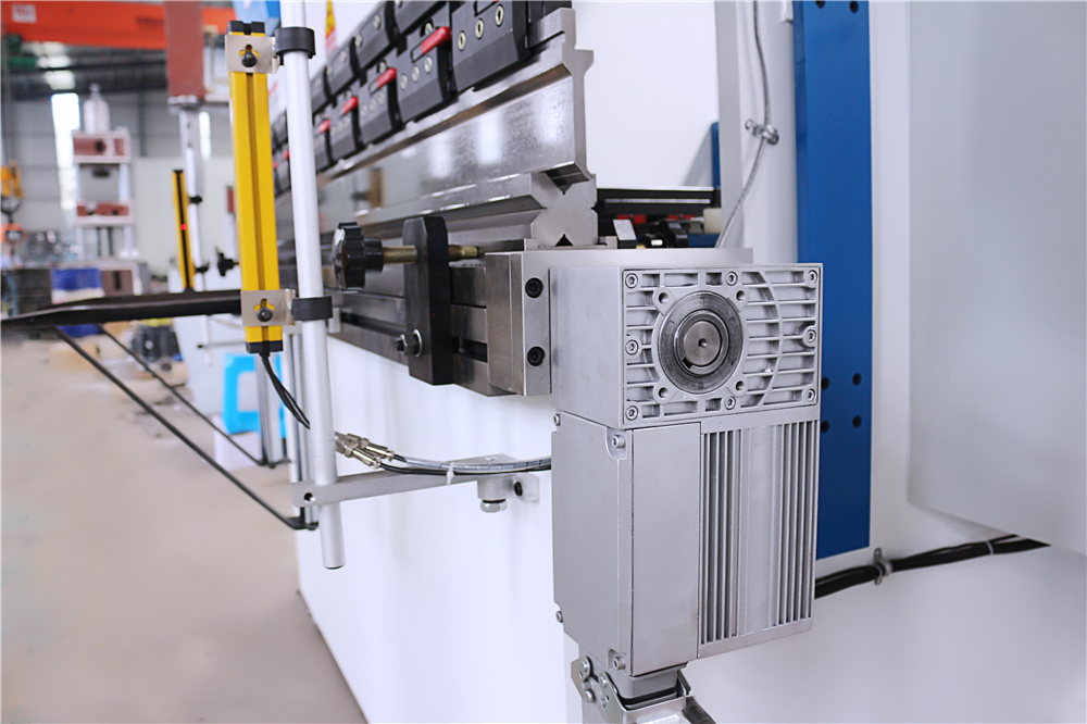 3+1 Axis Cnc Hydraulic Press Brake With Esa System Hydraulický ohraňovací lis CNC 3+1 se systémem Esa