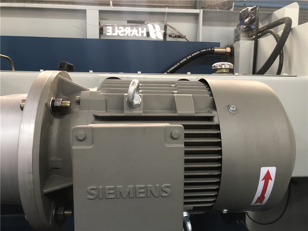 3+1 Axis Cnc Hydraulic Press Brake With Esa System Hydraulický ohraňovací lis CNC 3+1 se systémem Esa