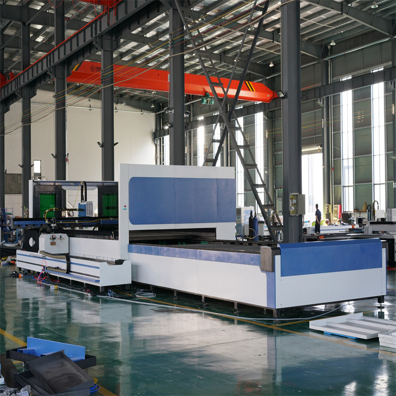 500W 1500W 4kw vláknový laserový řezací stroj na plech Laserová řezačka 2000Watt 3kw