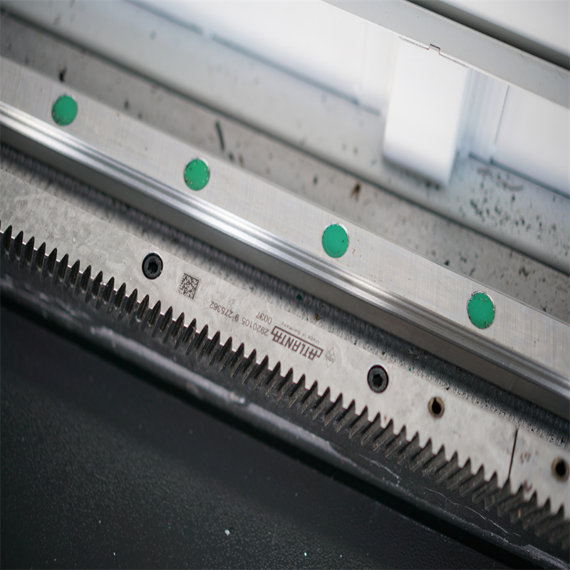 500W 1500W 4kw vláknový laserový řezací stroj na plech Laserová řezačka 2000Watt 3kw