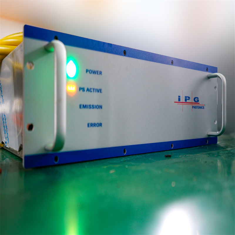 CNC stroj na řezání plechových vláken laserem