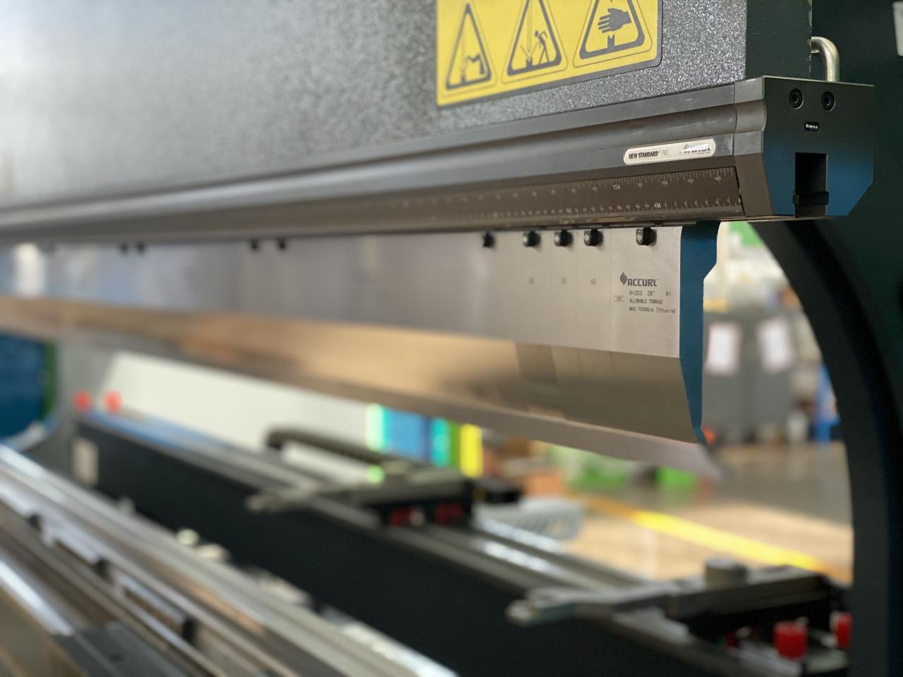 China 220t Cnc Bending Machine 6+1 Axis Hydraulic Press Brake Price Čína 220t CNC ohýbačka 6+1 osý hydraulický ohraňovací lis Cena