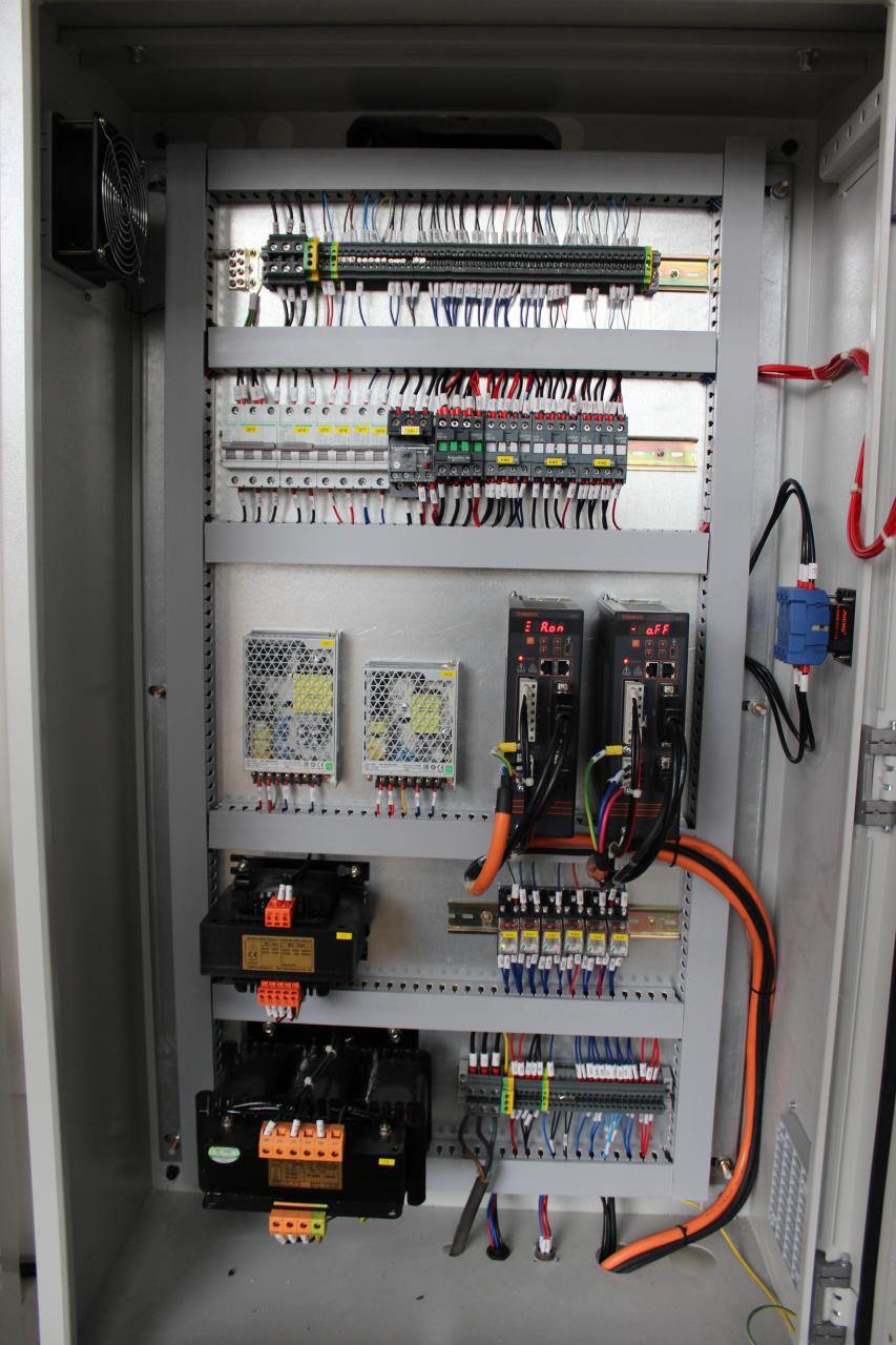 CNC kovový ohraňovací lis