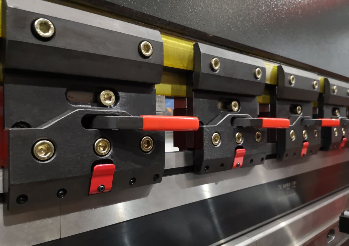 Delem Da66t 125 3+1 4+1 6+1 8+1 Cnc Hydraulic Press Brake For Metal Plate Bending Delem Da66t 125 3+1 4+1 6+1 8+1 CNC hydraulický ohraňovací lis pro ohýbání plechů