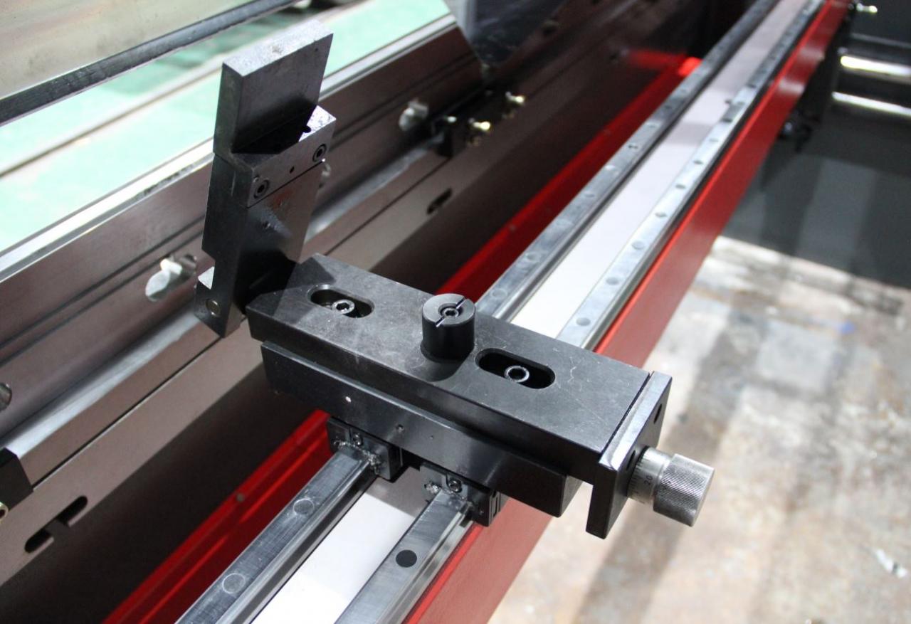 Delem Da66t 125 3+1 4+1 6+1 8+1 Cnc Hydraulic Press Brake For Metal Plate Bending Delem Da66t 125 3+1 4+1 6+1 8+1 CNC hydraulický ohraňovací lis pro ohýbání plechů