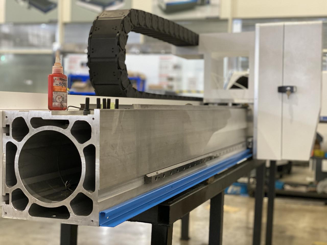 Vláknový laserový řezací stroj Masterline 8kw, 4000 x 2000 mm, s Ipg laserovým zdrojem