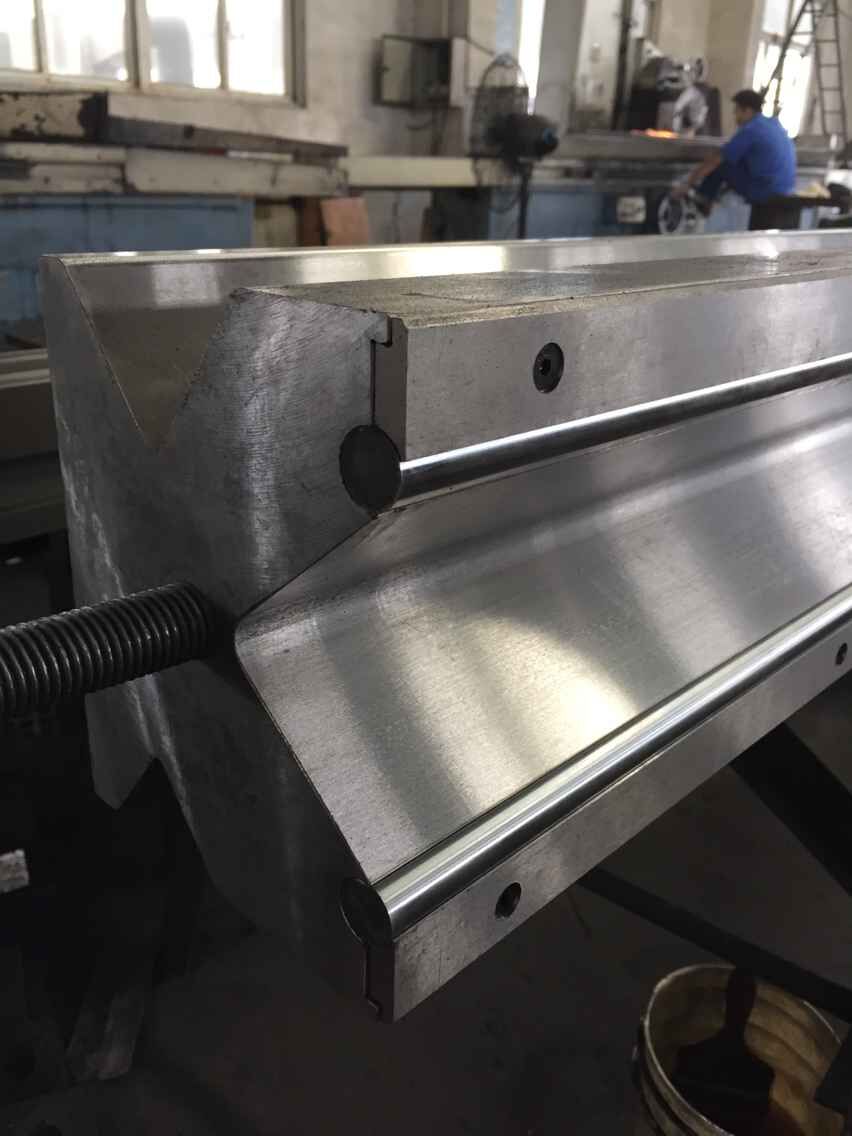 Full Automatic High Power Sheet Bending Machine And Cnc Press Brake Machine Plně automatický stroj na ohýbání plechů s vysokým výkonem a CNC ohraňovací lis