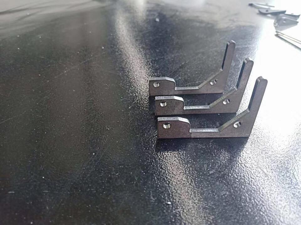 High Power 3015 2000W Metal Sheet Cnc Fiber Laser Cutting Machine Vysoce výkonný 3015 2000W stroj na řezání plechů CNC vláknem laserem