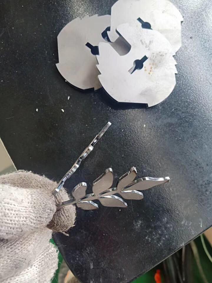 Vysoce výkonný 3015 2000W stroj na řezání plechů CNC vláknem laserem