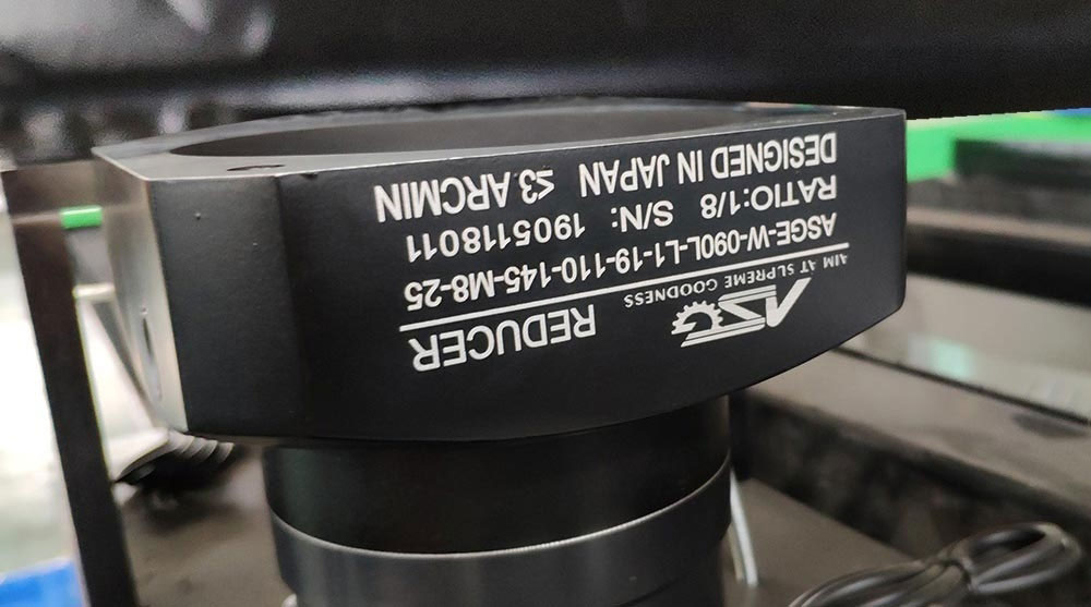 Vysoce přesný 1000w vláknový laserový řezací stroj Cena