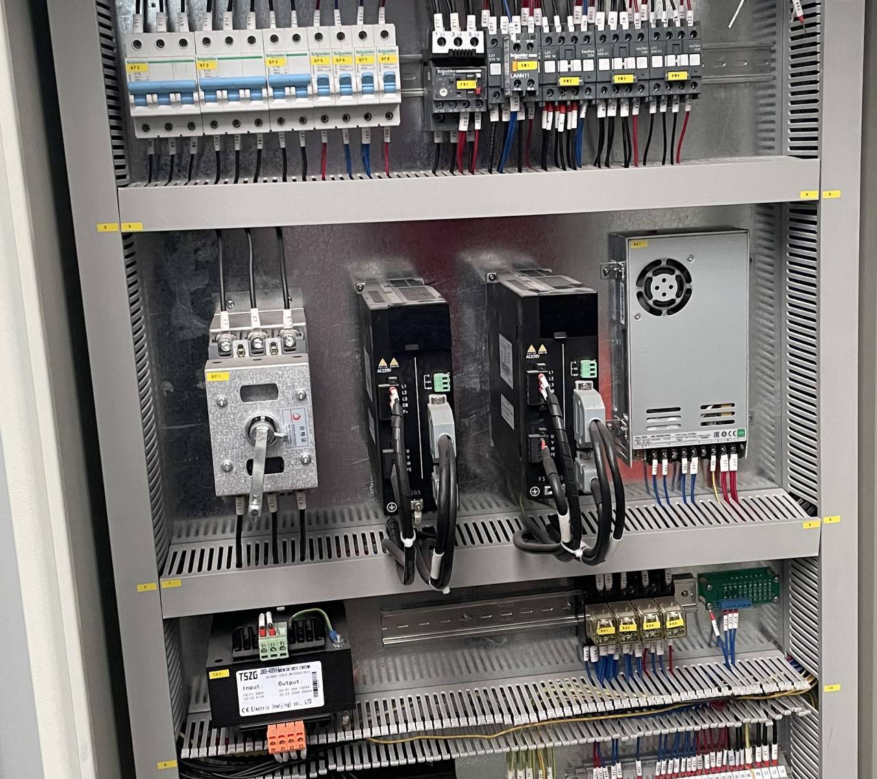 High Quality 3m Press Brake Machine Hydraulic 100 Ton For Sheet Metal Bending Vysoce kvalitní 3m hydraulický ohraňovací lis 100 tun pro ohýbání plechů