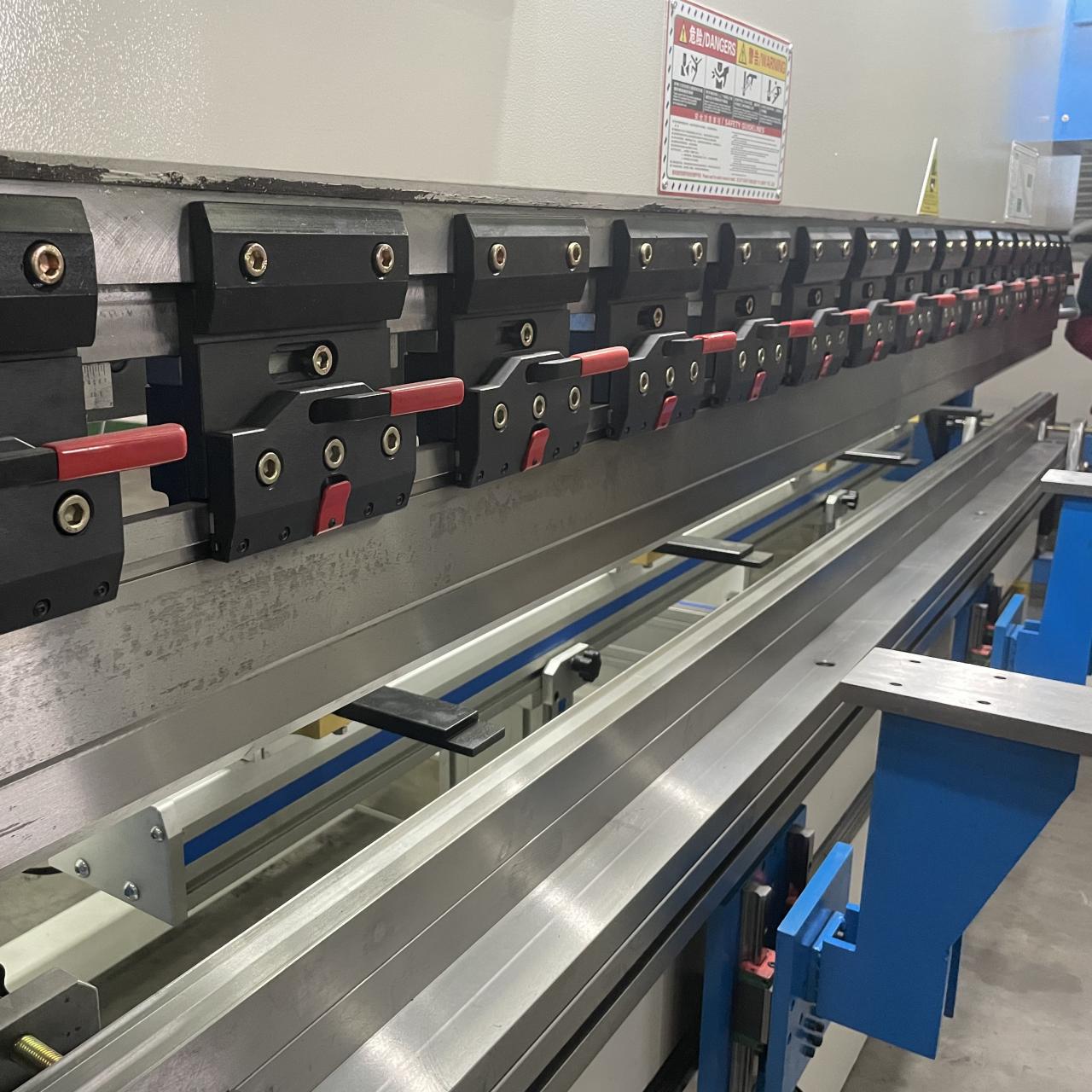 High Quality 3m Press Brake Machine Hydraulic 100 Ton For Sheet Metal Bending Vysoce kvalitní 3m hydraulický ohraňovací lis 100 tun pro ohýbání plechů