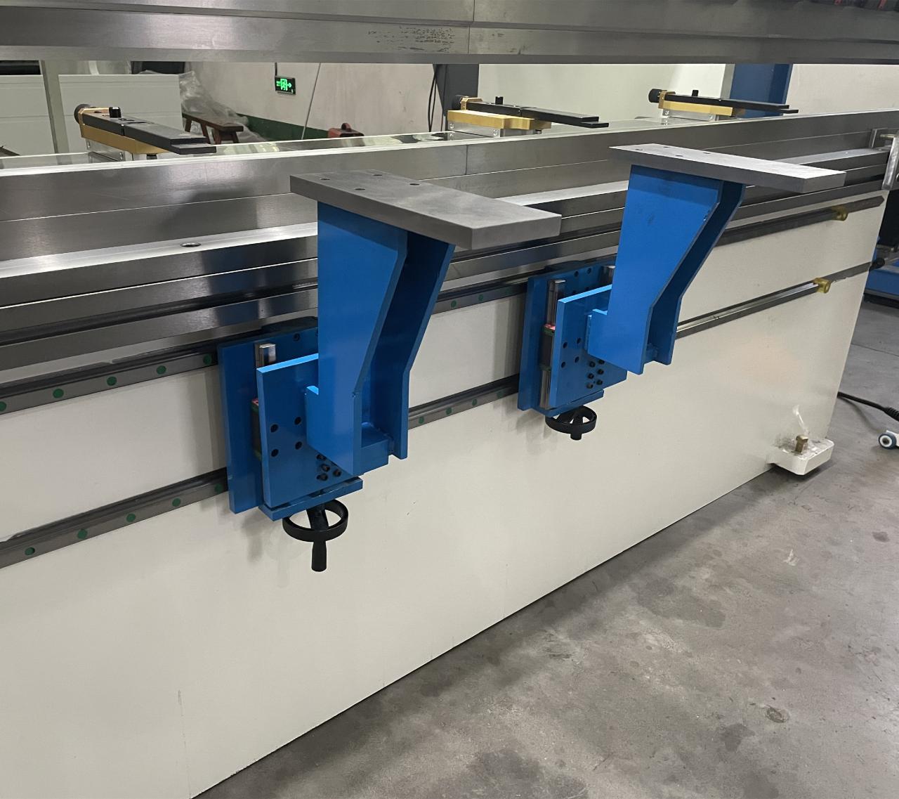 High Quality 3m Press Brake Machine Hydraulic 100 Ton For Sheet Metal Bending Vysoce kvalitní 3m hydraulický ohraňovací lis 100 tun pro ohýbání plechů