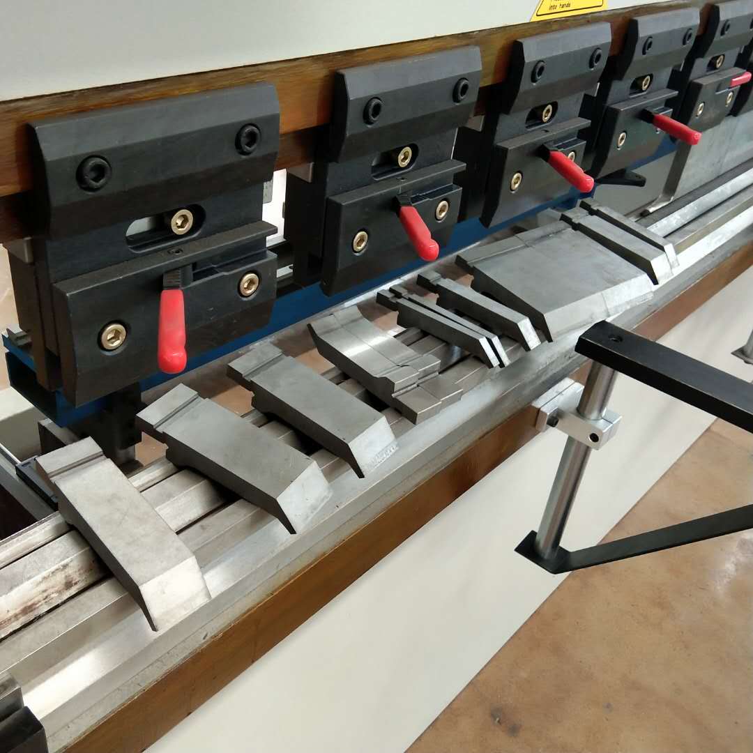 Hydraulický ohraňovací lis 130t/3200mm 4+1 Osa Delem Da53t CNC ohraňovací lis