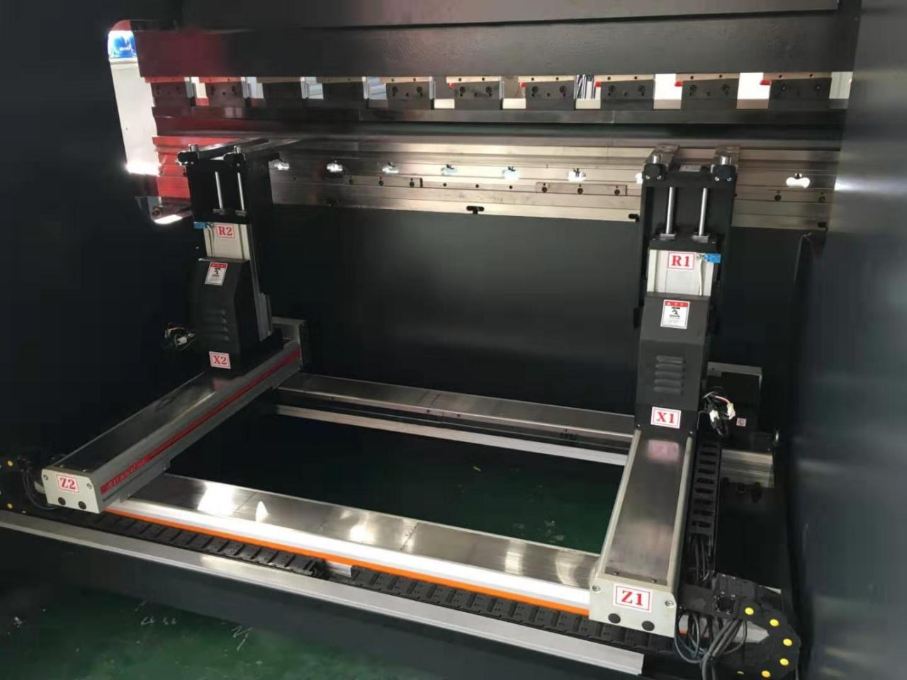 Hydraulic Stainless Steel Wc67y/k-300/6000 Mould Crowning Press Brake Hydraulický ohraňovací lis z nerezové oceli Wc67y/k-300/6000