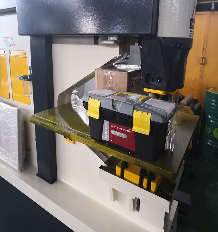 Metal Cutting Hydraulic Steelworkers Machine For Punching Cropping Notching Cutting Řezání kovů Hydraulický stroj pro oceláře pro děrování ořezávání Řezání vrubů