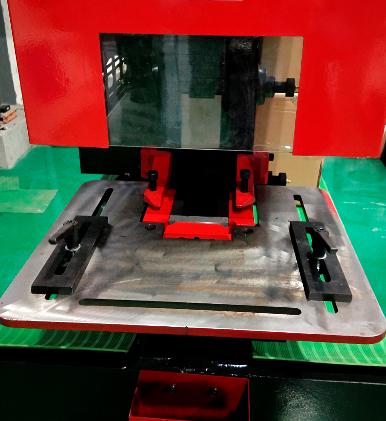 Q35y Series Hydraulic Ironworker Shearing And Punching Machine Hydraulický železářský stroj pro stříhání a děrování řady Q35y