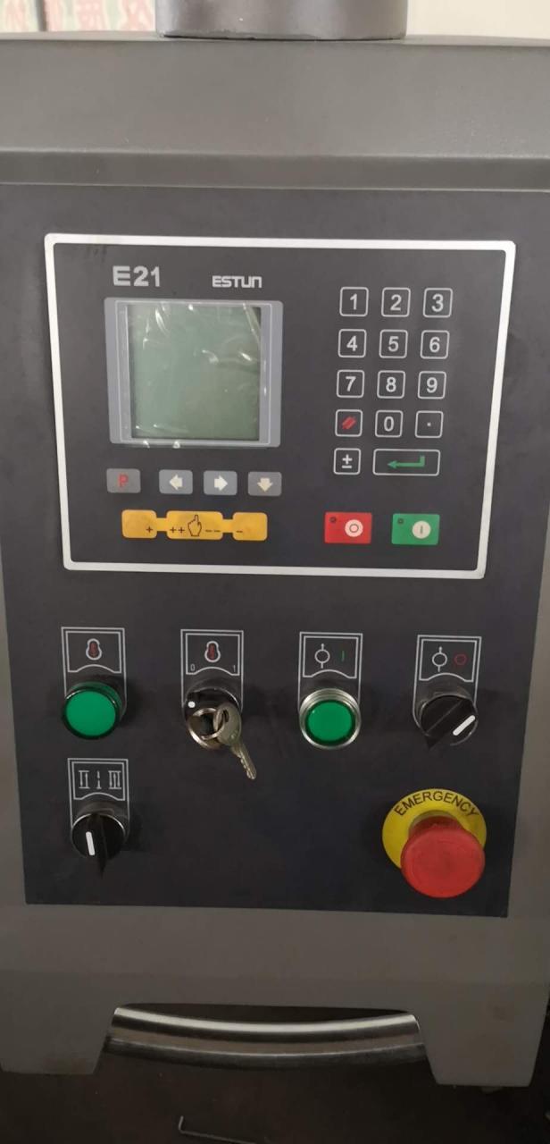 Qc12y 6x3200 Hydraulická desková posuvná stolní pila Gilotinový nůžkový řezací stroj