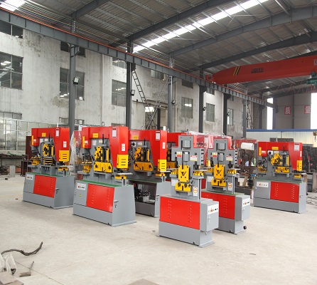 Steel Plate Angle Cutting Punching Notching Machine Hydraulic Ironworker For Sale Ocelový plech Úhlové řezání Děrování Vysekávací stroj Hydraulický železář na prodej