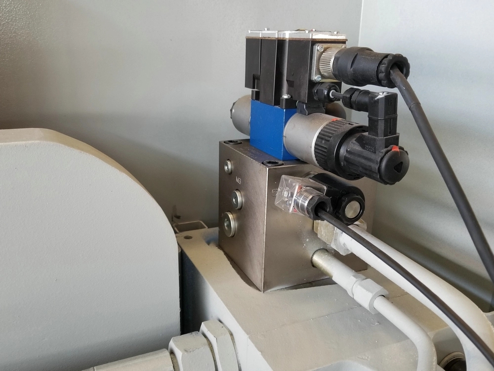 Wc67k 100 tun 200 tun Hydraulický CNC ohraňovací lis pro železný kovový ocelový plech