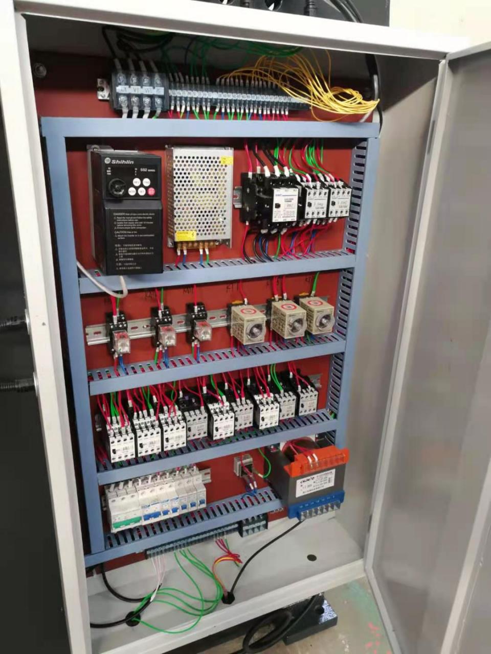 Wc67y-160 4000 Hydraulic Press Brake Cnc Metal Bending Machine For 4000mm Width Steel Wc67y-160 4000 Hydraulický ohraňovací lis CNC ohýbačka kovů pro ocel o šířce 4000 mm